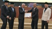 Wakil Gubernur Sumatera Utara (Sumut) Surya menyampaikan Jawaban Gubernur Sumut terhadap Pemandangan Umum Fraksi atas Ranperda tentang RPJMD Provinsi Sumut Tahun 2025-2029, dalam Rapat Paripurna di Gedung DPRD Sumut, Jalan Imam Bonjol Medan, Kamis (17/7/2025).