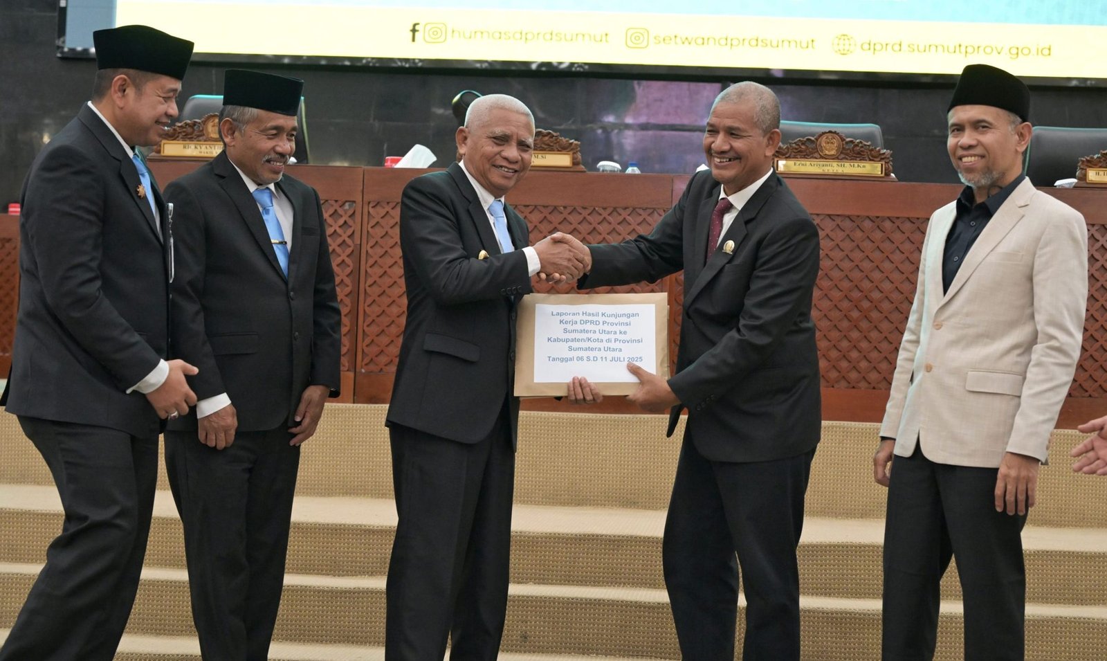 Wakil Gubernur Sumatera Utara (Sumut) Surya menyampaikan Jawaban Gubernur Sumut terhadap Pemandangan Umum Fraksi atas Ranperda tentang RPJMD Provinsi Sumut Tahun 2025-2029, dalam Rapat Paripurna di Gedung DPRD Sumut, Jalan Imam Bonjol Medan, Kamis (17/7/2025).