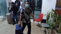 Petugas KPK tampak sedang membawa koper beserta isinya yang disita di Kantor PUPR Madina.