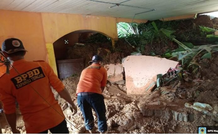 Team BPBD, perangkat Camat Tukka dan masyarakat saat bersama-sama gotong royong membersihkan tanah longsor yang menimpa Masjid Nurul Ikhwan di Kecamatan Tukka, Jumat (08/08/2025).