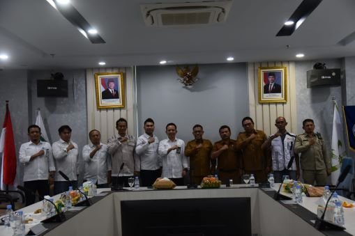 Bupati Tapteng foto bersama dengan Manajer PLTU Labuhan Angin beserta Staf Perusahaan, Selasa (12/8/2026).