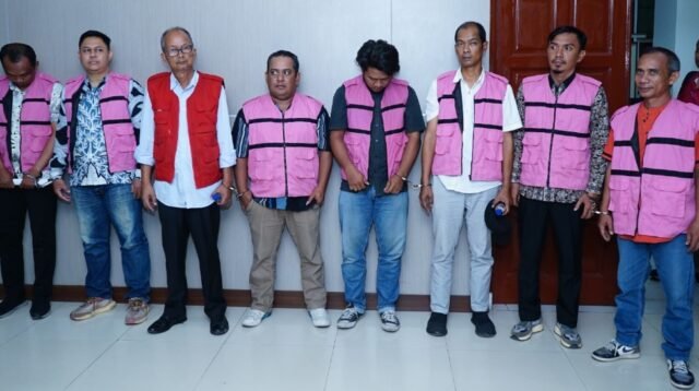 Delapan terduga tindak pidana korupsi (Tipikor) pembangunan dan perbaikan jalan pada Dinas Pekerjaan Umum dan Tata Ruang di Kabupaten Batubara TA 2023, Jumat (29/08/2025). yang ditahan Kejati Sumatera Utara.