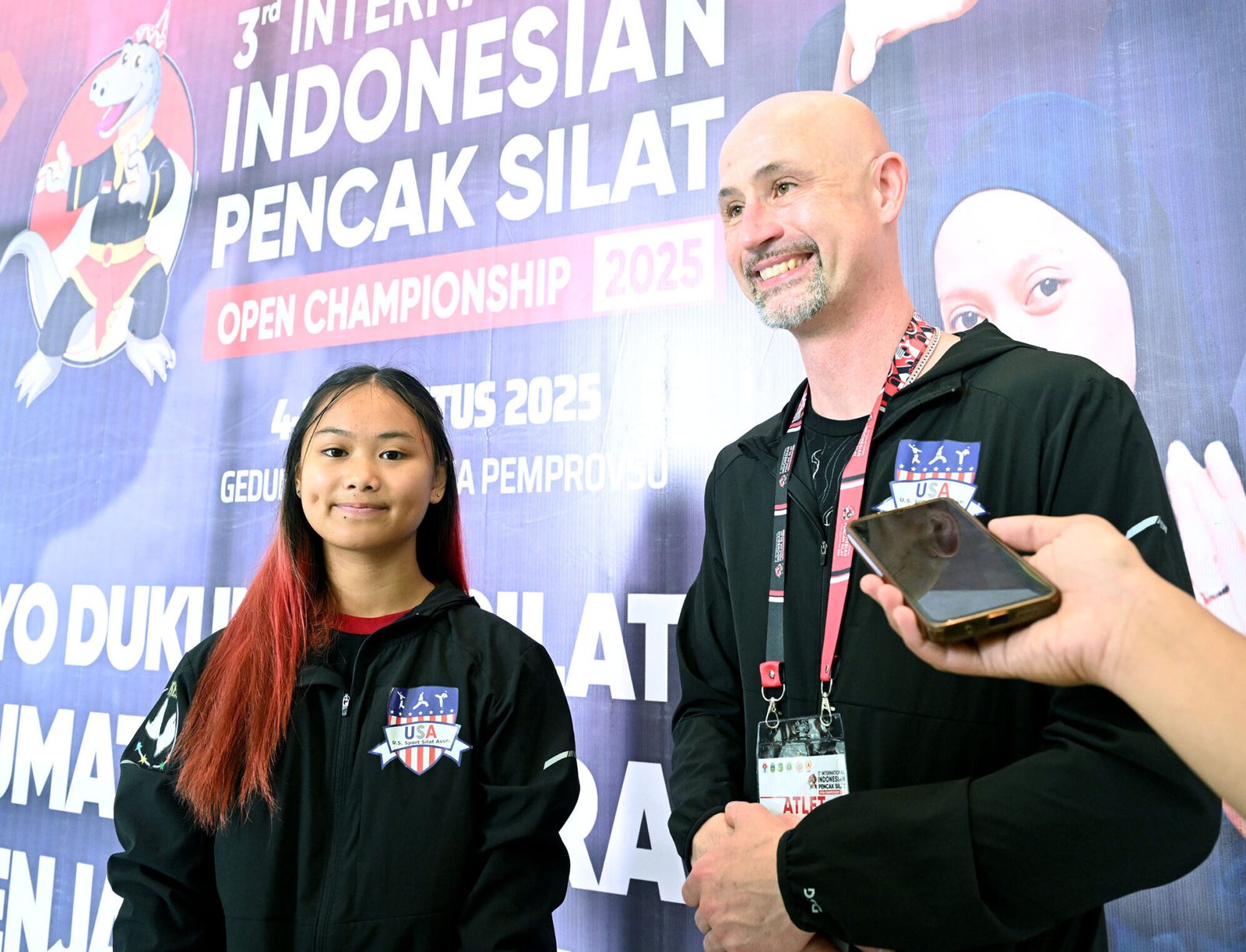 Atlit Amerika Serikat, Todd (kanan) dan Laras (kiri) yang berpartisipasi pada 3rd International Indonesian Pencak Silat Open Championship 2025 yang diselenggarakan di Gedung Serba Guna Pemprov Sumut, Jalan William Iskandar, Deliserdang, Senin (4/8/2025). Acara ini berlangsung mulai dari tanggal 4 hingga 10 Agustus 2025. 