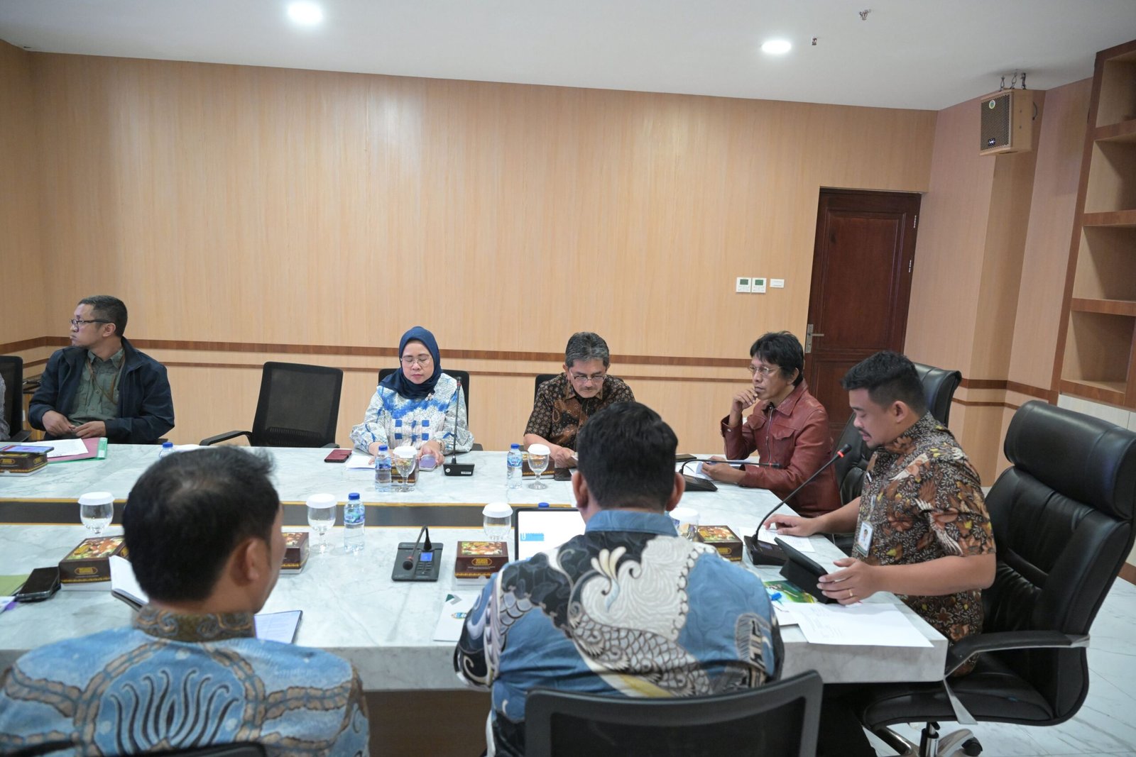 Gubernur Sumatera Utara (Sumut) Bobby Afif Nasution menerima kunjungan Badan Aspirasi Masyarakat DPR RI dalam rangka menyerap aspirasi terkait praktik dan tantangan pengelolaan ekologi Provinsi Sumut, di Ruang Rapat lantai 2, Kantor Gubernur, Jalan Diponegoro 30, Medan,