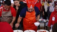 Tampak Kapolres Batu Bara dan Bupati ambil bagian dalam perlombaan memasak nasi goreng serta tarik tambang antar OPD meriahkan HUT RI ke 80 dihalaman Kantor Bupati Batu Bara