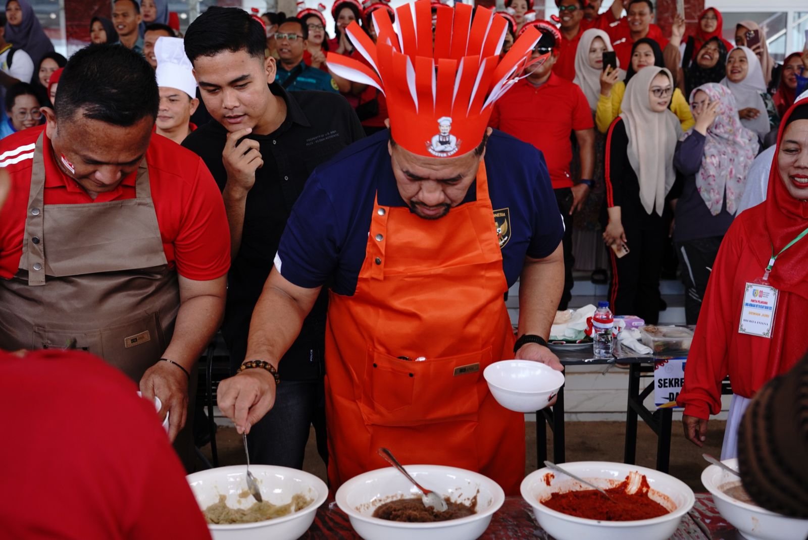 Tampak Kapolres Batu Bara dan Bupati ambil bagian dalam perlombaan memasak nasi goreng serta tarik tambang antar OPD meriahkan HUT RI ke 80 dihalaman Kantor Bupati Batu Bara