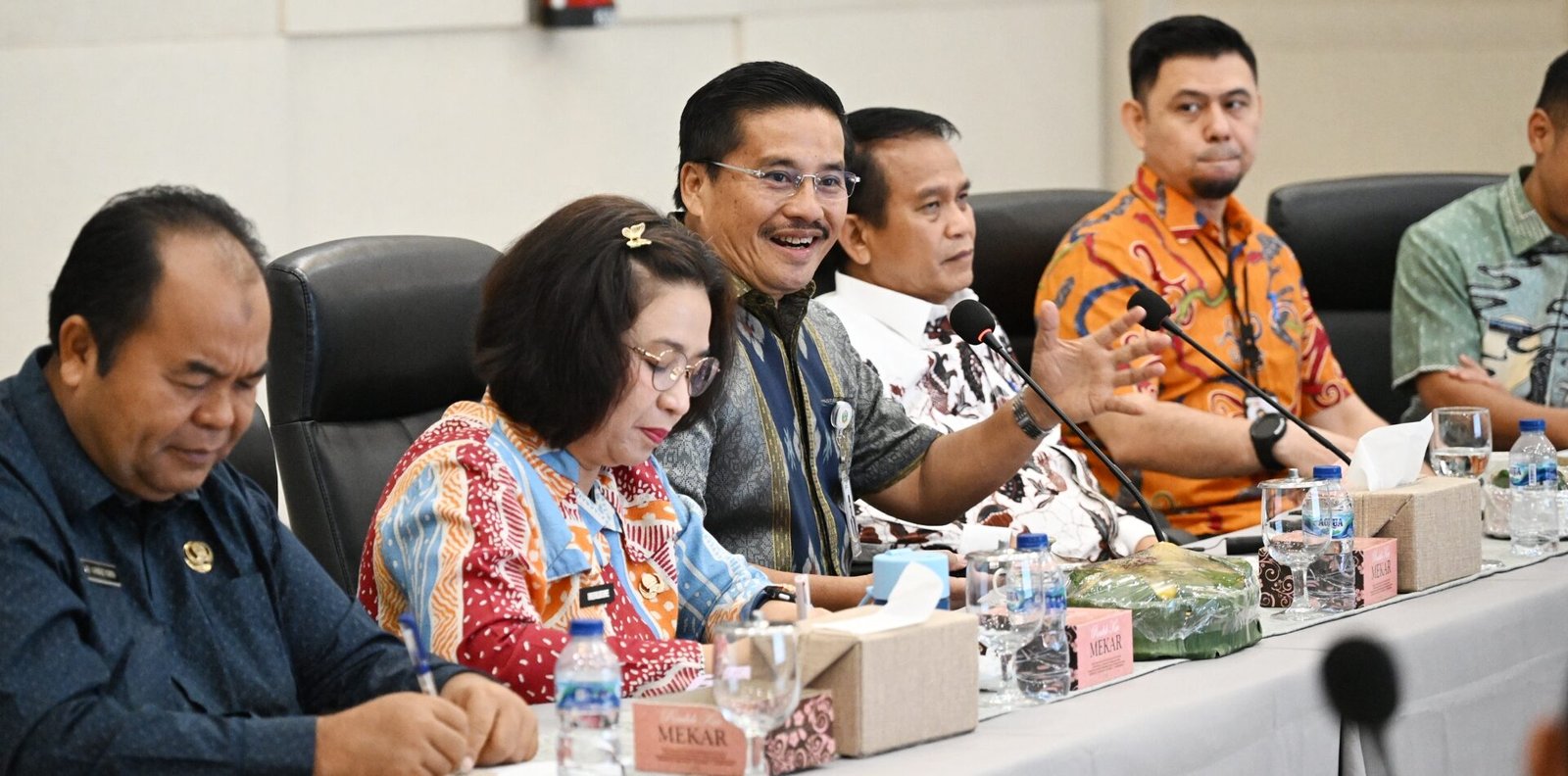 Sekretaris Daerah Provinsi Sumatera Utara (Sumut) Togap Simangunsong melakukan kunjungan kerja ke Kantor Badan Pendapatan Daerah (Bapenda) Sumut, Jalan SM Raja Medan, Kamis (28/08/2025). Sekda melakukan pertemuan singkat bersama Kepala Bapenda Ardan Noor dan para ASN, serta melakukan peninjauan langsung ke bagian pelayanan di Bapenda Sumut.
