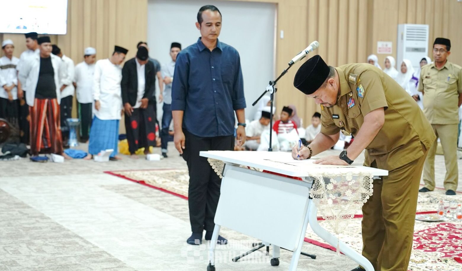Bupati Batu Bara H. Baharuddin Siagian, SH, M.Si saat menandatangani surat pengkuhan mengukuhkan Majelis Taklim dan Zikir Berkah Bahagia Kabupaten Batu Bara Periode 2025-2030