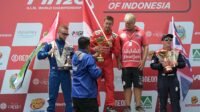 Gubernur Sumatera Utara (Sumut) Bobby Nasution menyerahkan trofi kepada juara F1 Powerboat GP of Indonesia 2025, di Pelabuhan Mulia Raja Napitupulu, Balige, Toba, Minggu (24/8/2025)