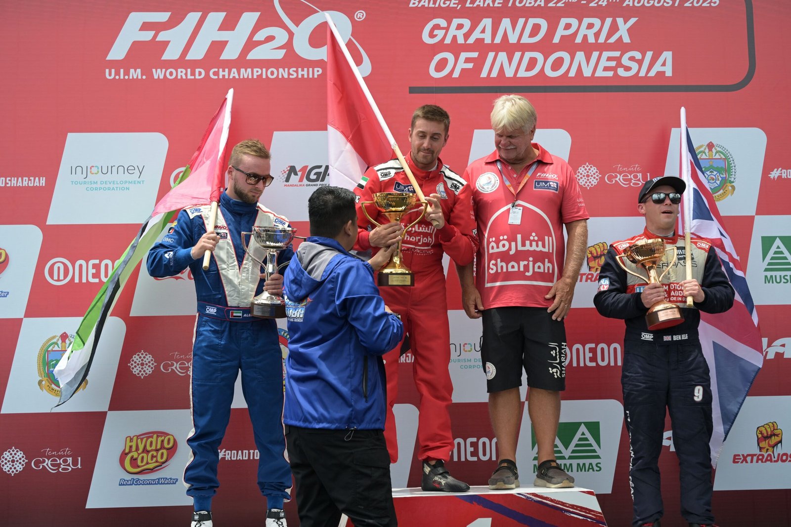 Gubernur Sumatera Utara (Sumut) Bobby Nasution menyerahkan trofi kepada juara F1 Powerboat GP of Indonesia 2025, di Pelabuhan Mulia Raja Napitupulu, Balige, Toba, Minggu (24/8/2025)