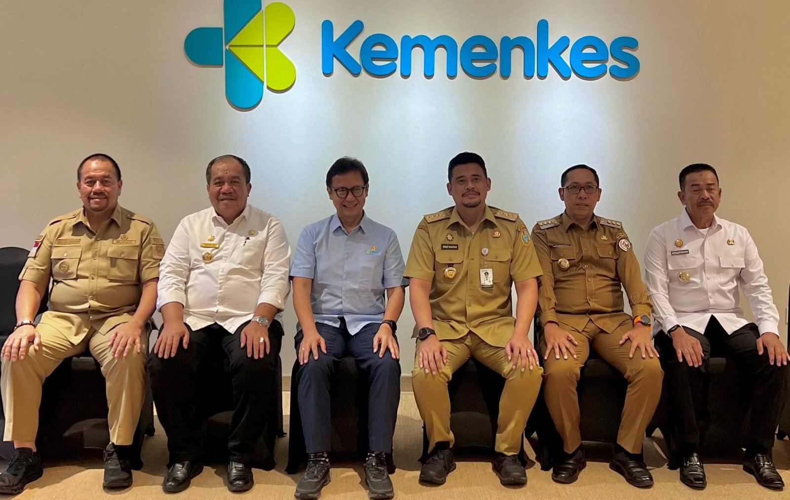 Taufik Zainal Abidin, bersama Gubsu Muhammad Bobby Afif Nasution, serta para kepala daerah lainnya, foto bersama Menkes RI, Budi Gunadi Sadikin
