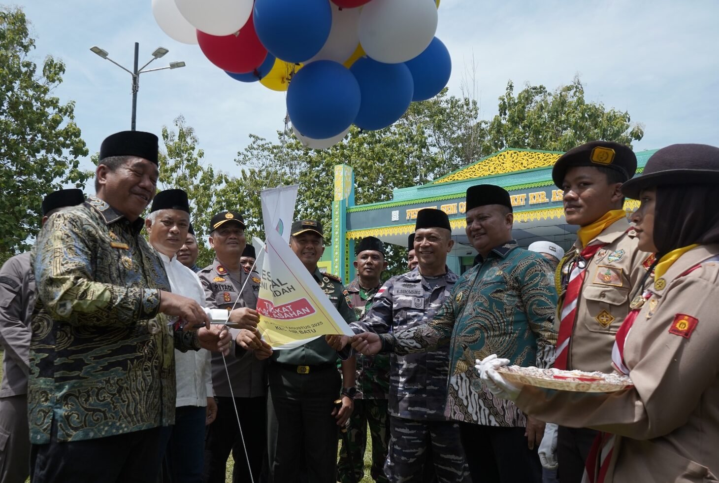 Bupati Asahan Taufik Zainal Abidin, buka Festival Seni Qasidah (FSQ) Tingkat Kabupaten Asahan Tahun 2025, ditandai dengan melepaskan balon ke udara*