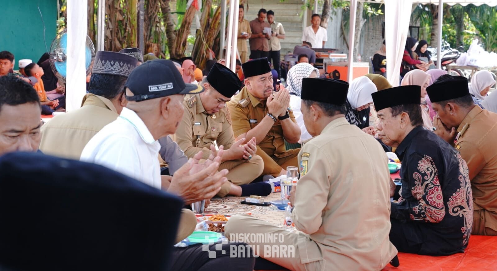 Bupati Batu Bara, H.Baharuddin Siagian berbaur dengan masyarakat