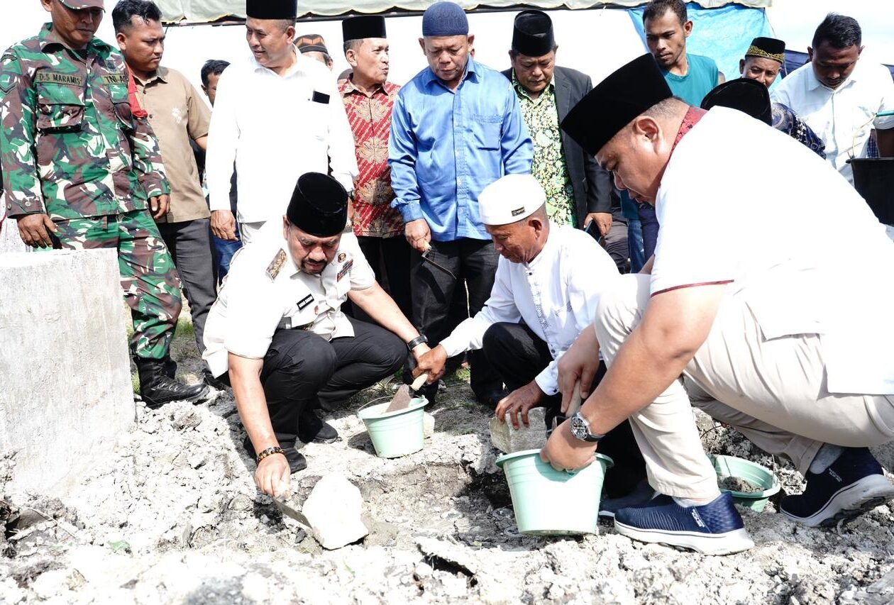Bupati Batu Bara, H.Baharuddin Siagian, saat melakukan peletakan batu pertama pembangunan mesjid Nur Hidayah jalan Manunggal, Desa Mesjid Lama, Kecamatan Talawi