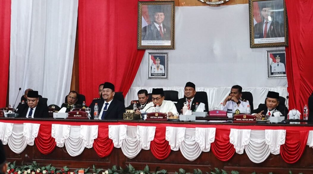 Bupati Batu Bara Menghadiri Rapat paripurna Istimewa DPRD Kabupaten Batu Bara mendengarkan pidato kenegaraan