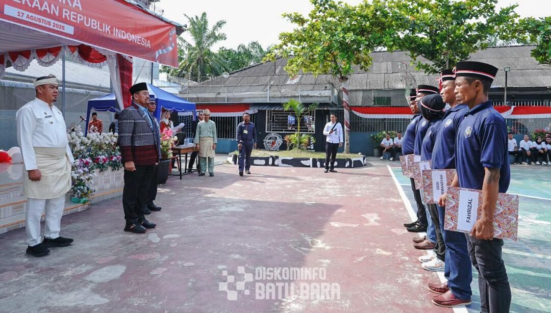 Bupati Batu Bara memberikan remisi  kepada sejumlah warga binaan Lapas Labuhan Ruku Kecamatan Talawi Kabupaten Batu Bara ( photo Ist / Imc. Marlan )