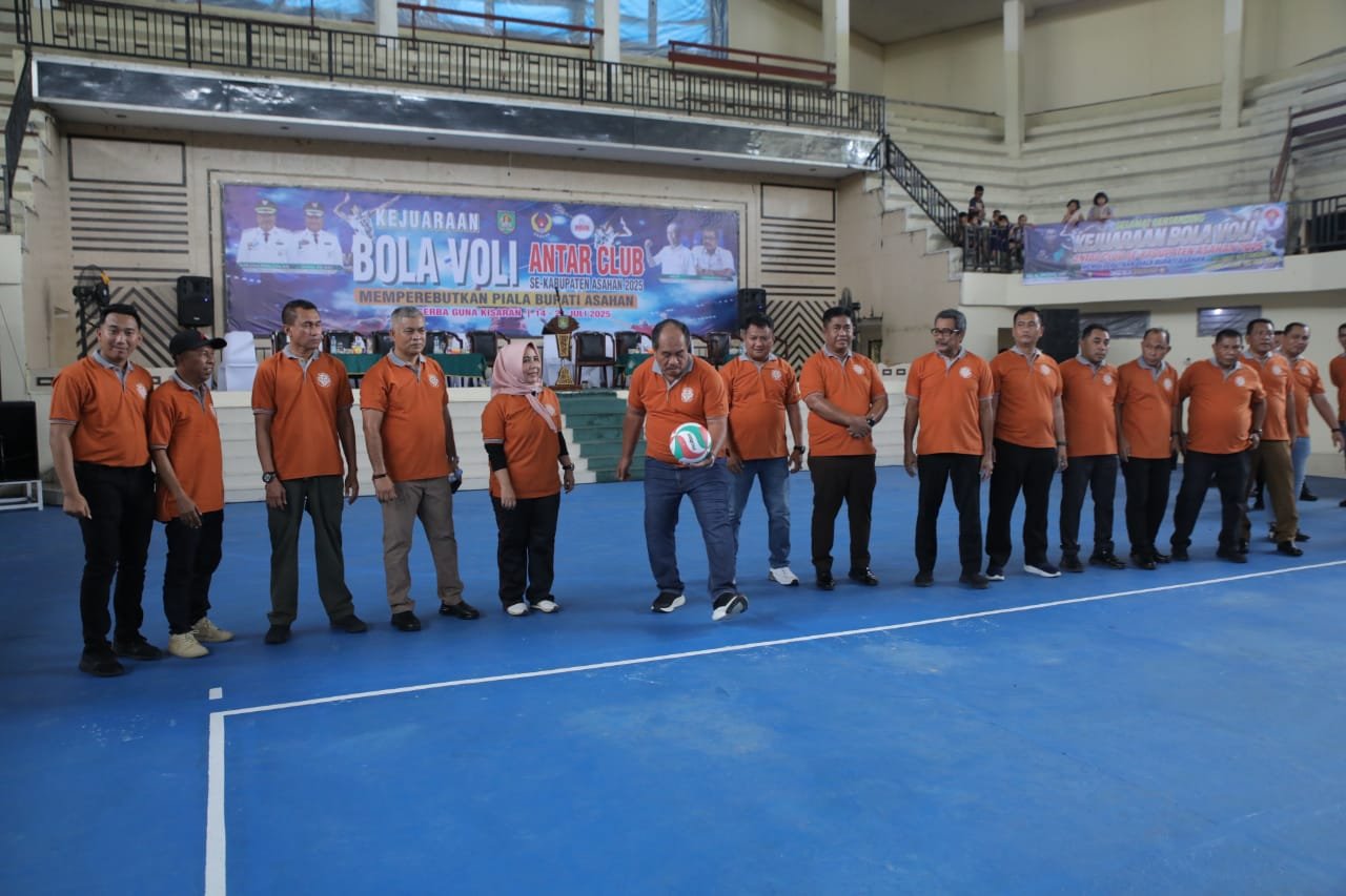 aufik Zainal Abidin lakukan pemukulan bola pertama sebagai tanda dibukanya Kejuaraan Bola Voli Antar Club se-Kabupaten Asahan 2025*