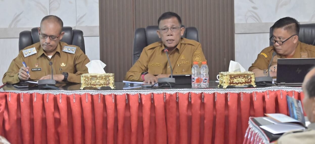 Bupati Tapteng saat memimpin Rapat Peningkatan Kinerja dan Pelayanan, di Ruang Rapat Cendrawasih Kantor Bupati Tapteng,  Selasa (12/8/2025).