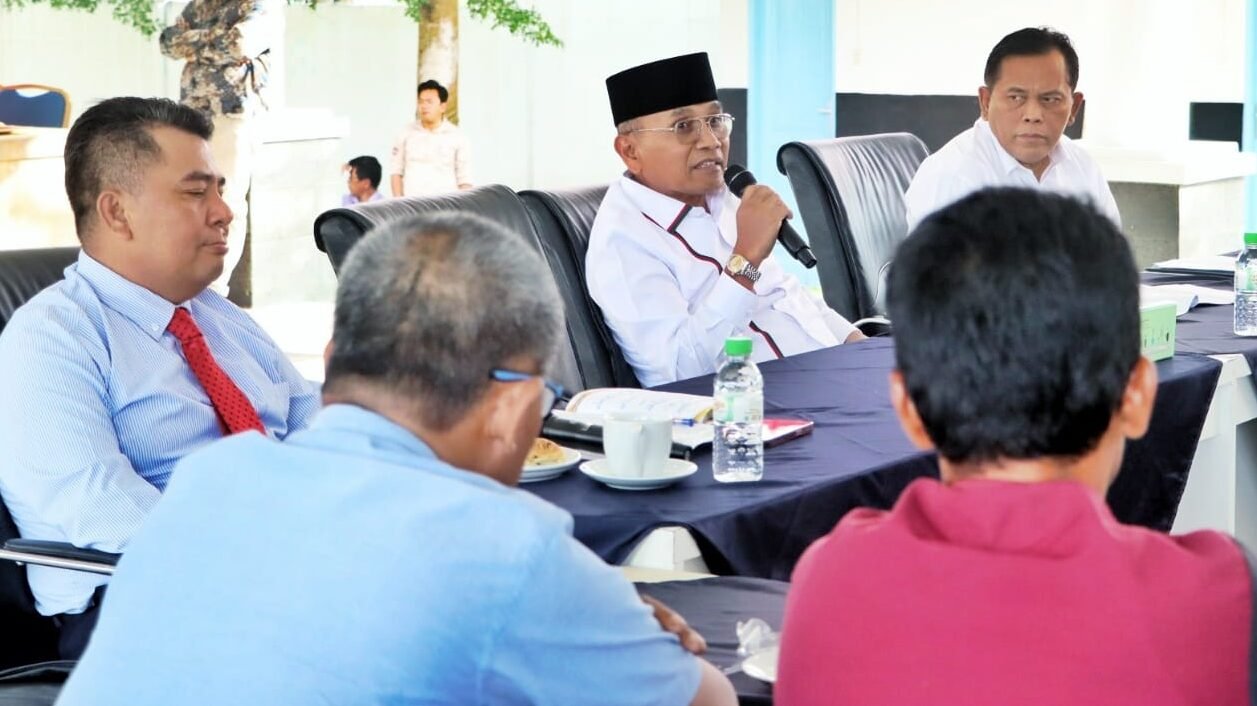 Bupati Simalungun, Dr. H. Anton Achmad Saragih saat menginisiasi mediasi . *