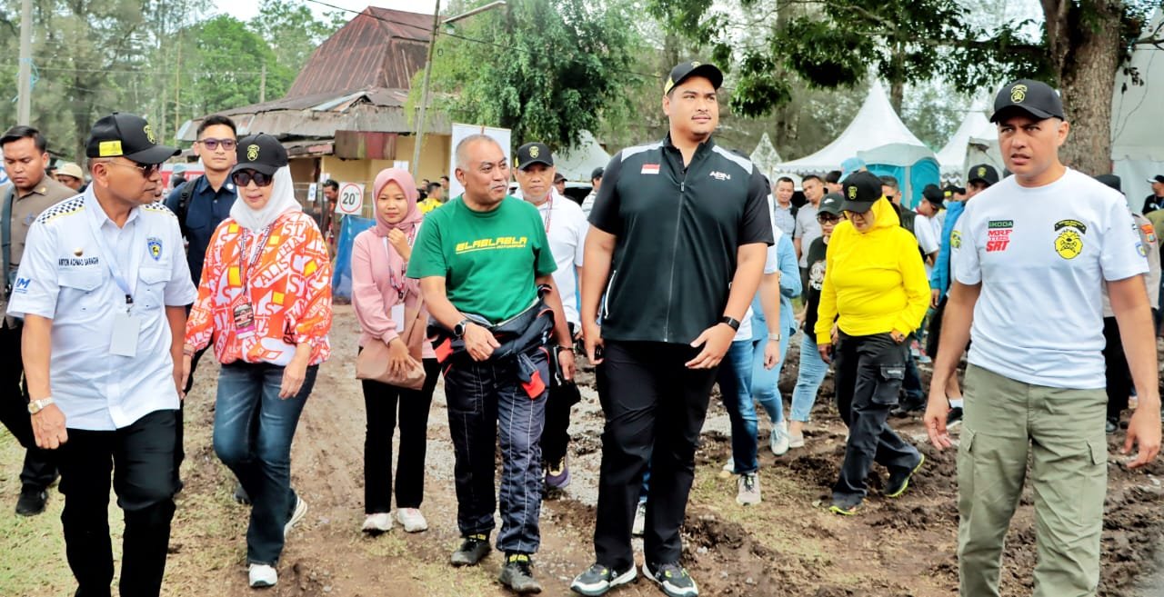 Bupati Simalungun Dampingi Menpora saat tinjau Paddock Kejuaraan Internasional FIA APRC 2025.