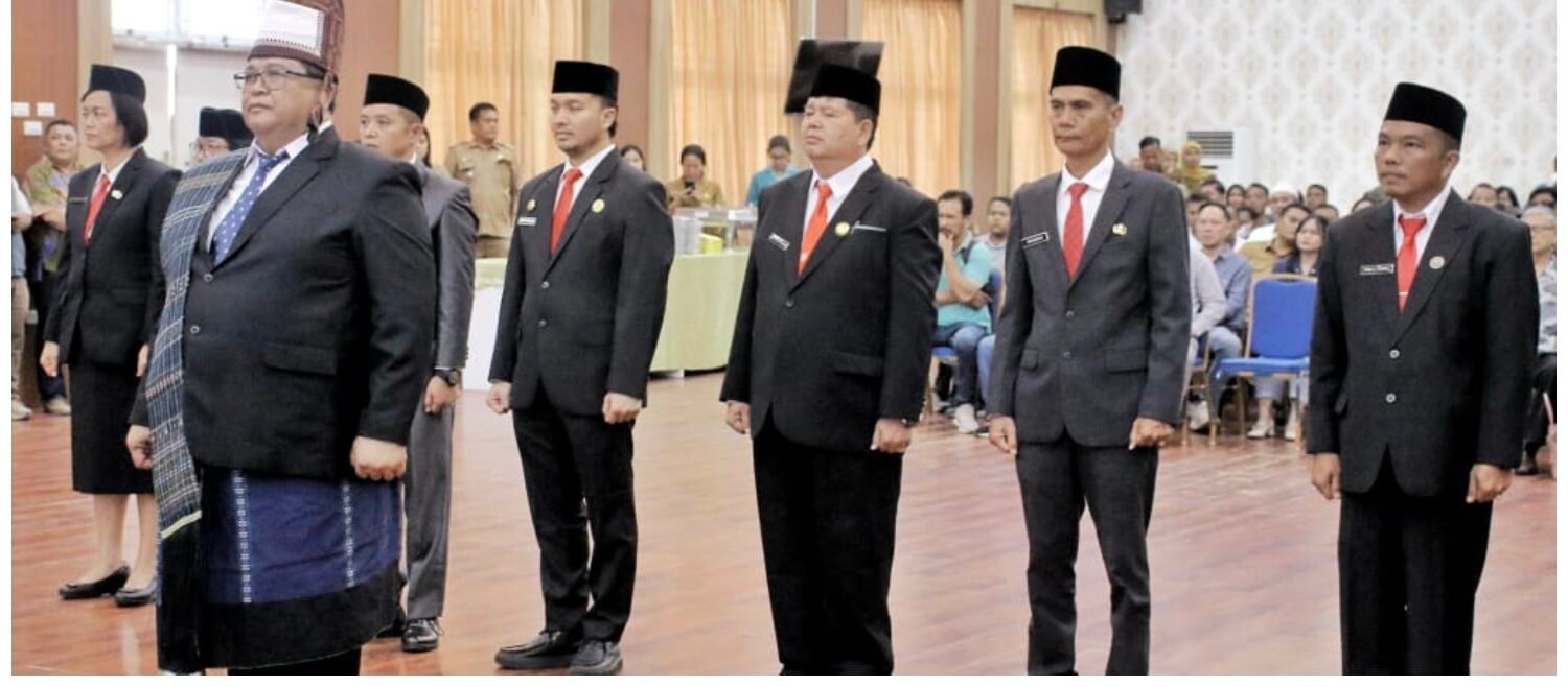 Bupati Simalungun saat lantik Mixnon Andreas Simamora (barisan depan) Sebagai Sekda Simalungun.