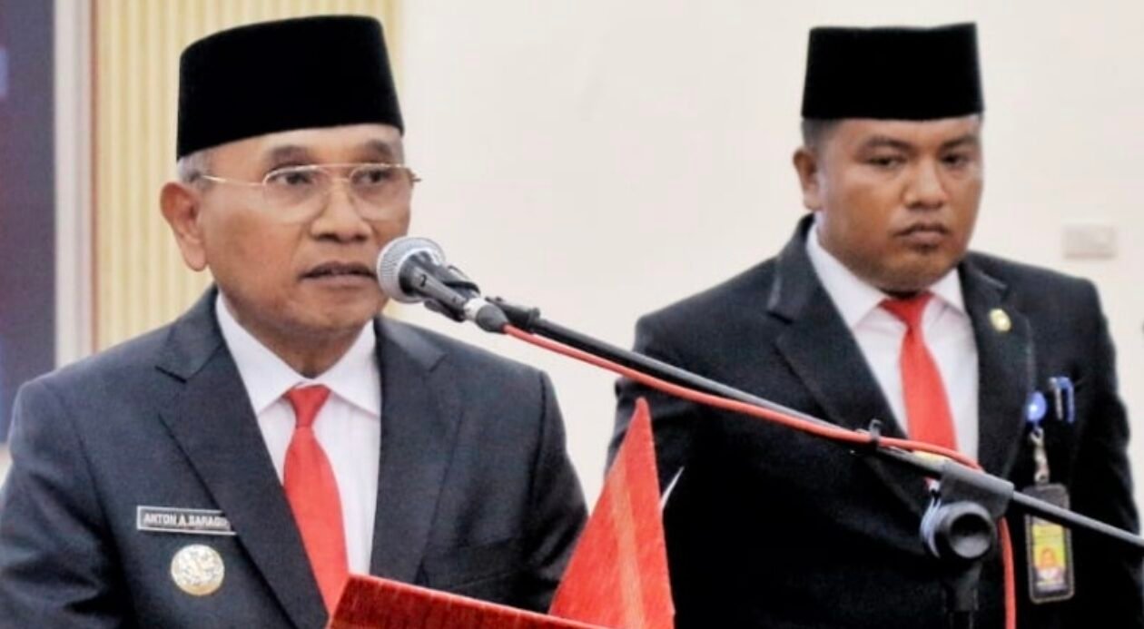 Bupati Simalungun saat lantik Mixnon Andreas Simamora (barisan depan) Sebagai Sekda Simalungun.
