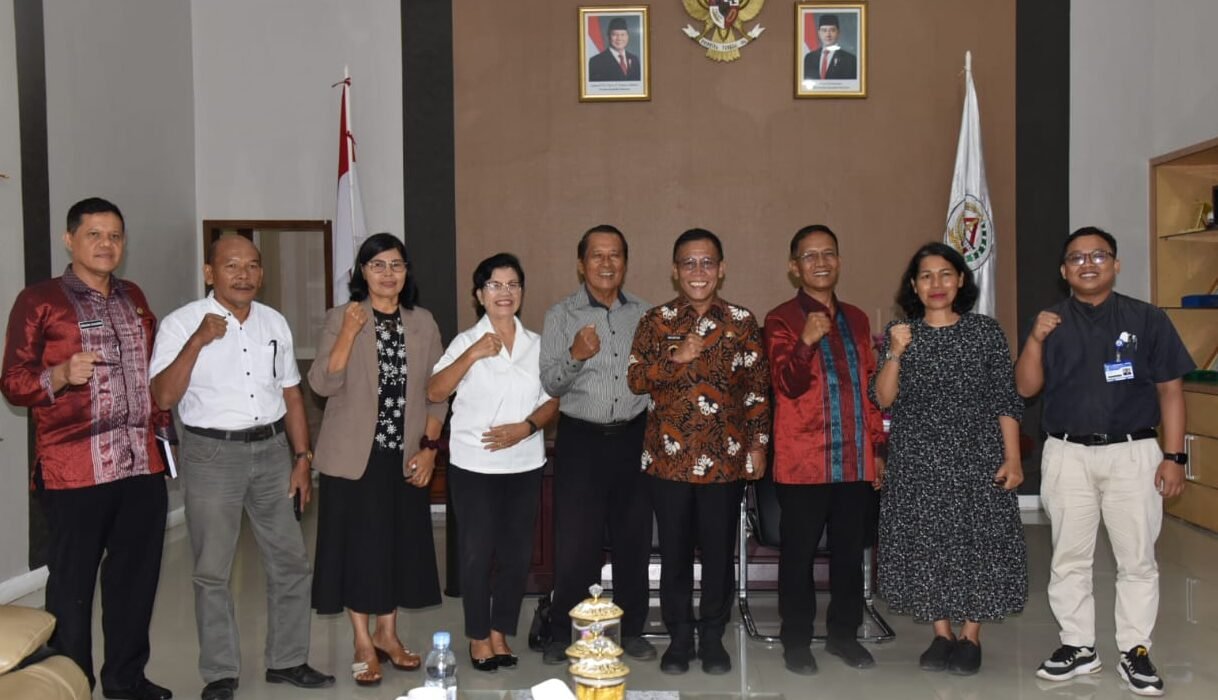 Bupati Tapteng foto bersama dengan Praeses dan Pengurus RBM HKBP Distrik IX Sibolga/Tapteng dan Nias, diruang kerja Bupati, Kamis (7/8/2025)