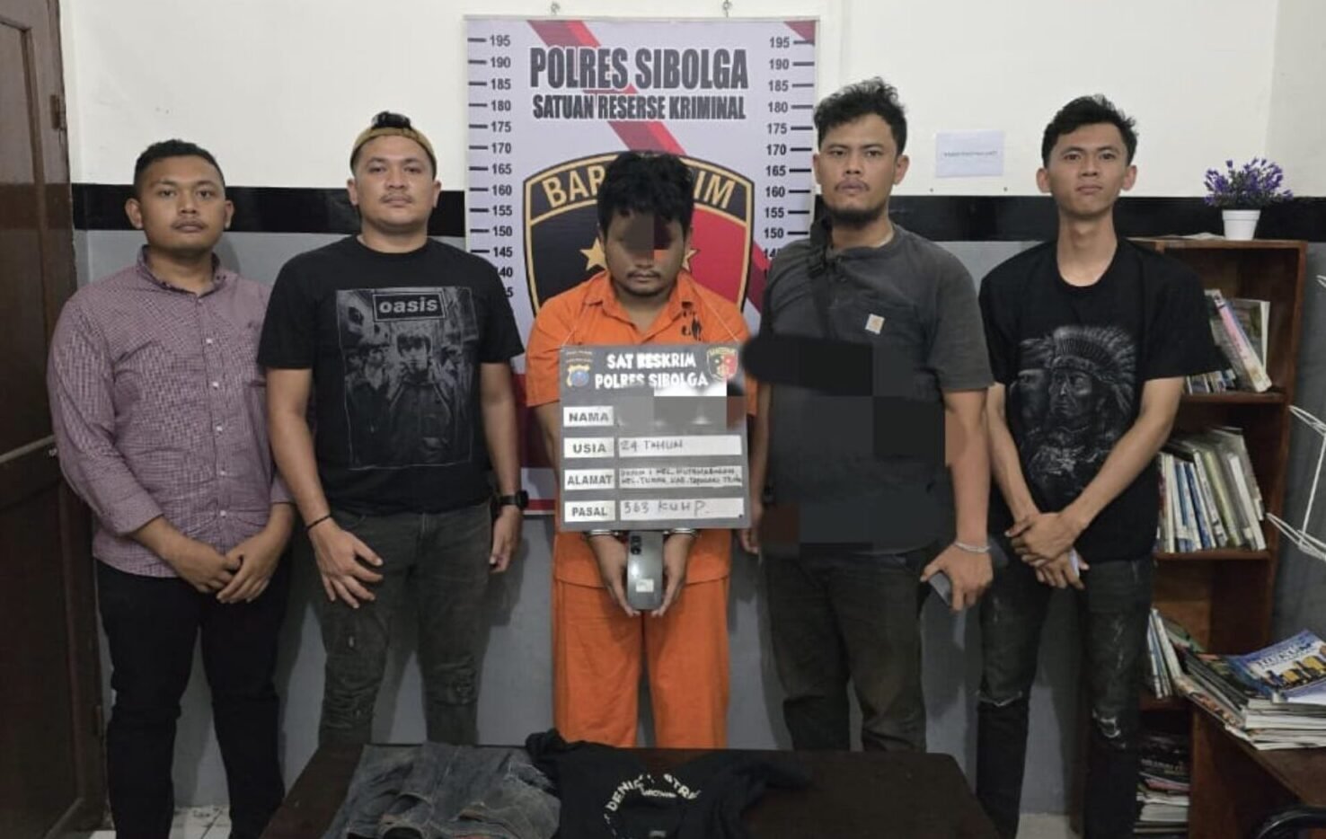 Porles Sibolga saat melakukan penyelidikan terhadap pelaku pencurian HP berinisial TS alias M (30) di Mapolres Sibolga.