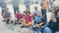 Wartawan letakkan kartu pers didepan Malpolres Tanjung Balai.
