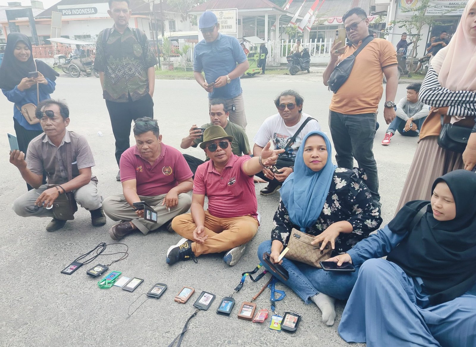 Wartawan letakkan kartu pers didepan Malpolres Tanjung Balai.