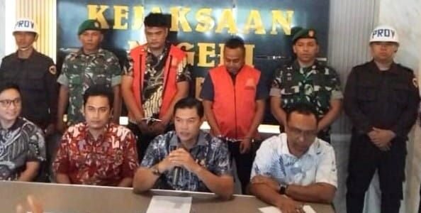 Kajari Batu Bara Diky Octavia mengumumkan penahanan 2 pejabat Dinperkim LH Kabupaten Batu Bara. 