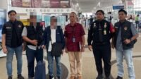 Tim Inteldakim saat lakukan pendeportasian terhadap Warga Negara Asing melalui Bandara Internasional Kualanamu.