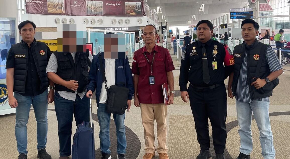 Tim Inteldakim saat lakukan pendeportasian terhadap Warga Negara Asing melalui Bandara Internasional Kualanamu.