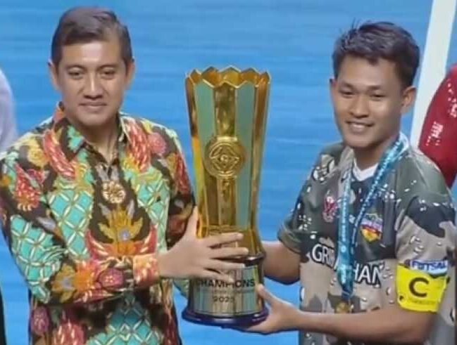Terima tropy Juara Liga Futsal Nusantara 2025*Foto/IMC/Sol#