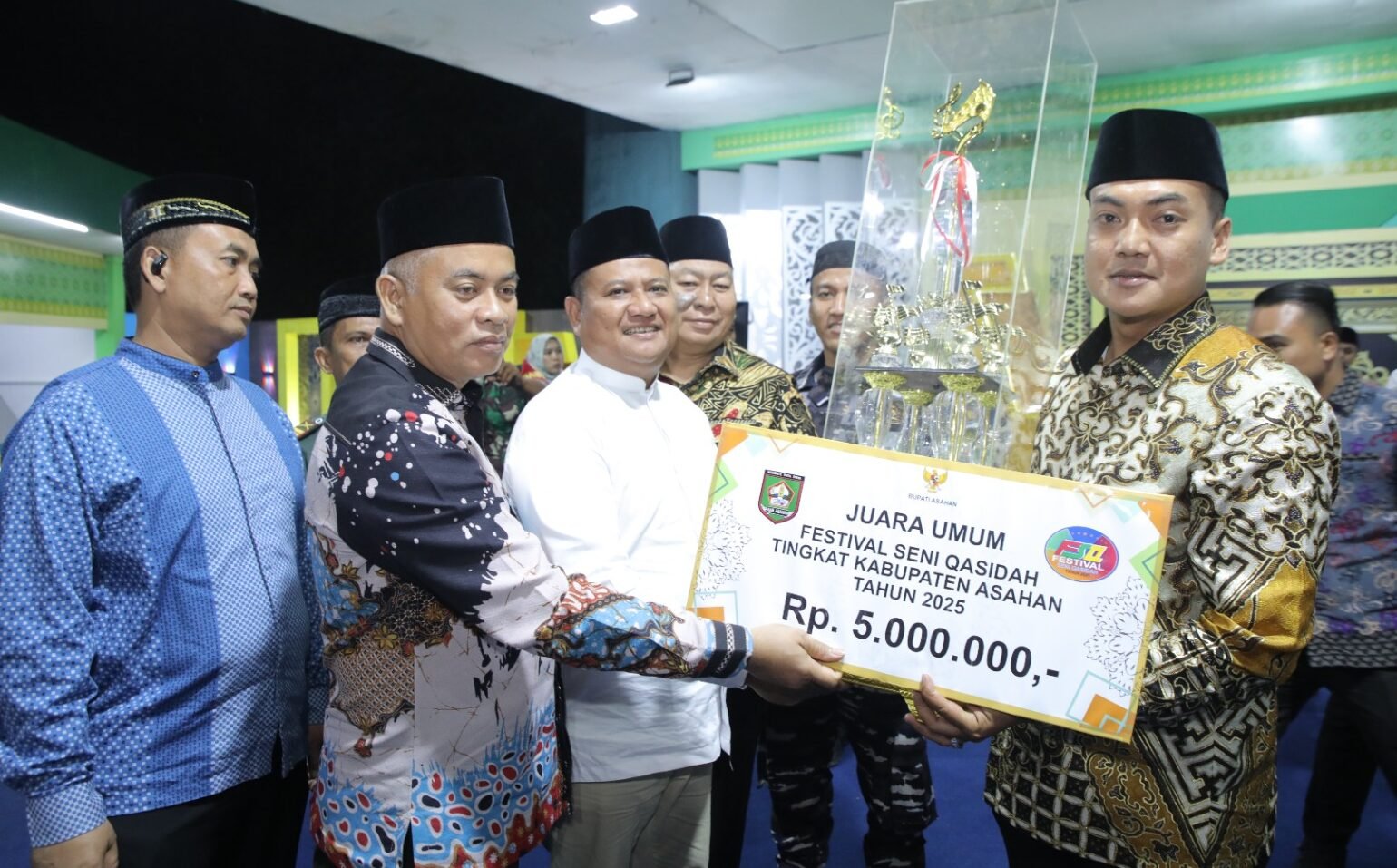 Rianto serahkan tropy dan Uang pembinaan secara simbolis kepada Camat Kota Kisaran Barat sebagai Juara Umum