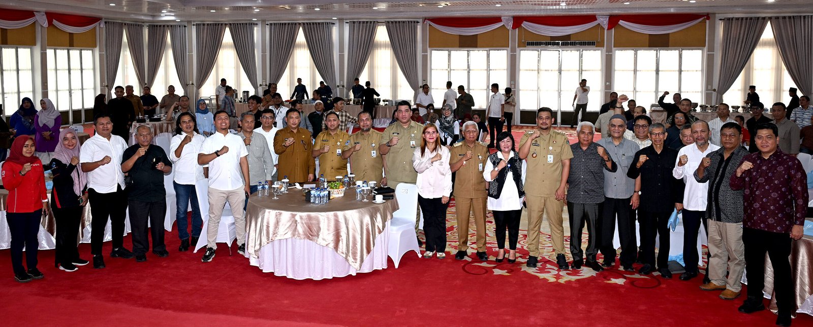 Gubernur Sumatera Utara, Bobby Nasution Foto bersama para Pemimpin Redaksi Media Sumut.