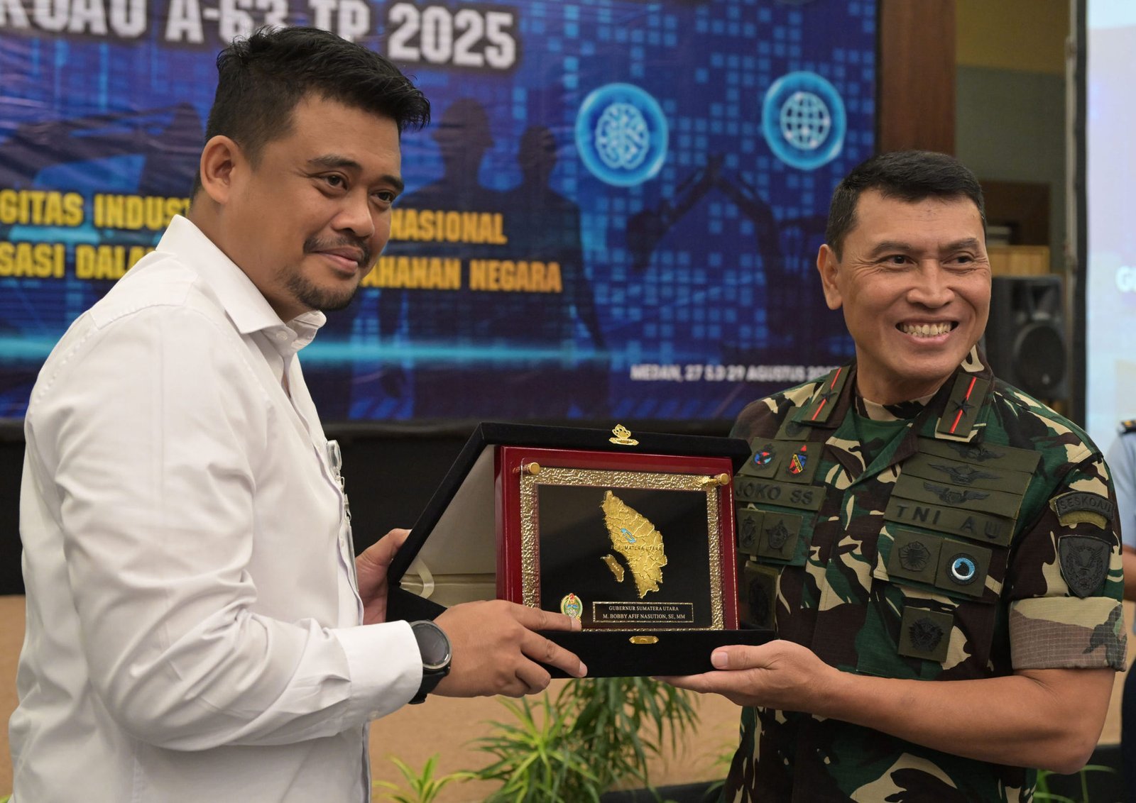 Gubernur Sumatera Utara (Sumut) Muhammad Bobby Afif Nasution saat menerima cendramata