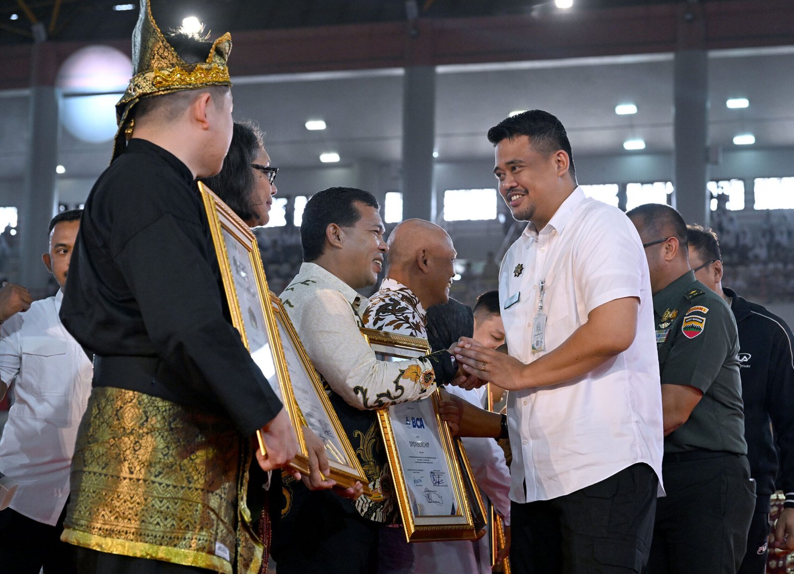 Gubernur Sumut, Bobby Nasution menghadiri 3rd International Indonesian Pencak Silat Open Championship 2025 yang dibuka secara langsung oleh Wakil Menteri Pemuda dan Olahraga Indonesia Taufik Hidayat di Gedung Serbaguna Pemprov Sumut, Jalan William Iskandar, Deliserdang, Senin (4/8/2025).