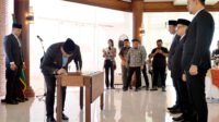 Gubernur Sumatera Utara (Sumut) Bobby Nasution mengangkat dan menetapkan Dewan Pengawas dan Direksi BUMD Provinsi Sumut di Anjungan Lantai 9 Kantor Gubernur Sumut Jalan Diponegoro, Kota Medan, Jumat (8/8).