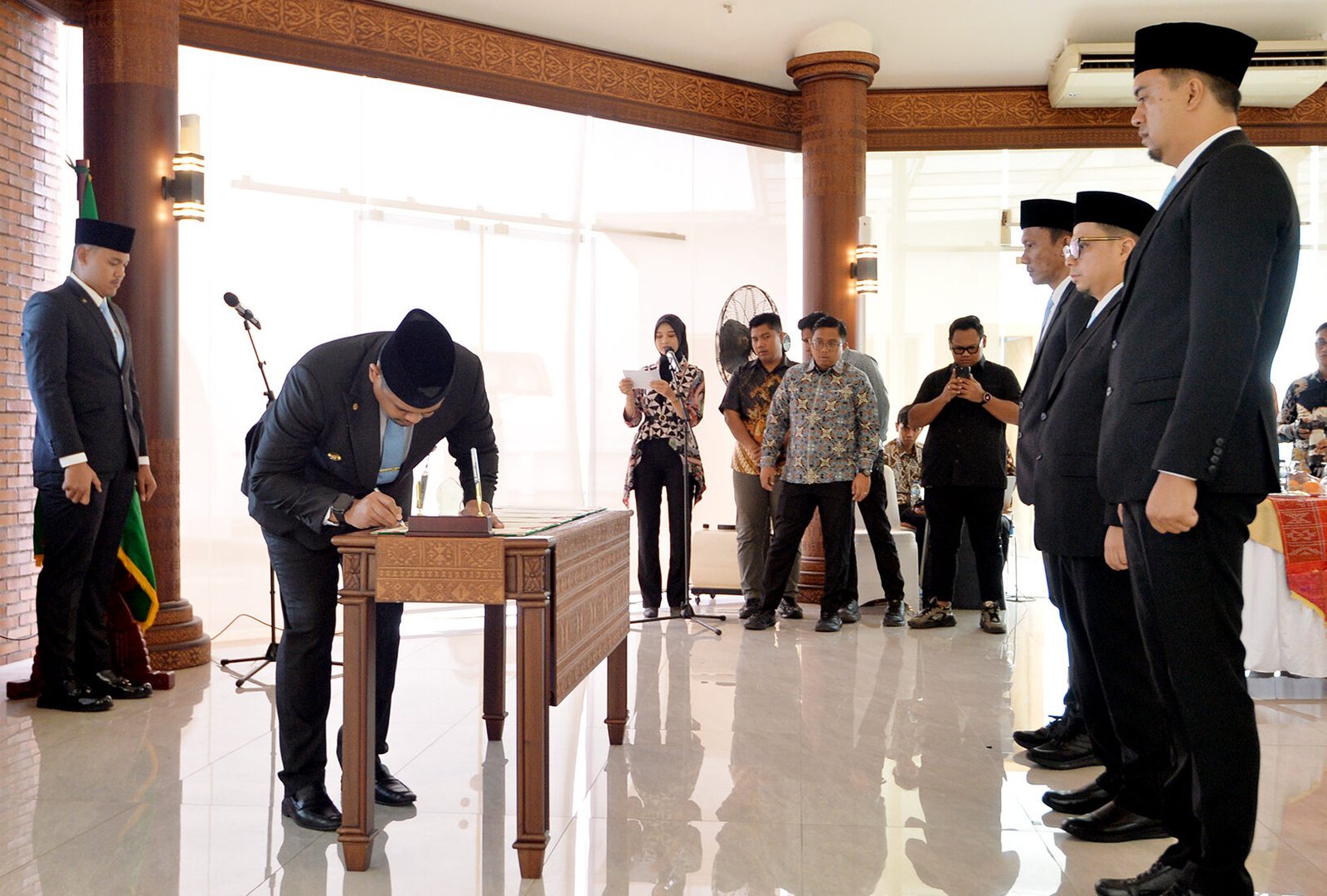 Gubernur Sumatera Utara (Sumut) Bobby Nasution mengangkat dan menetapkan Dewan Pengawas dan Direksi BUMD Provinsi Sumut di Anjungan Lantai 9 Kantor Gubernur Sumut Jalan Diponegoro, Kota Medan, Jumat (8/8).