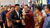Gubernur Sumatera Utara (Sumut) Bobby Nasution memberikan Dana Bagi Hasil (DBH) kepada Bupati Batu Bara, H.Baharuddin Siagian.