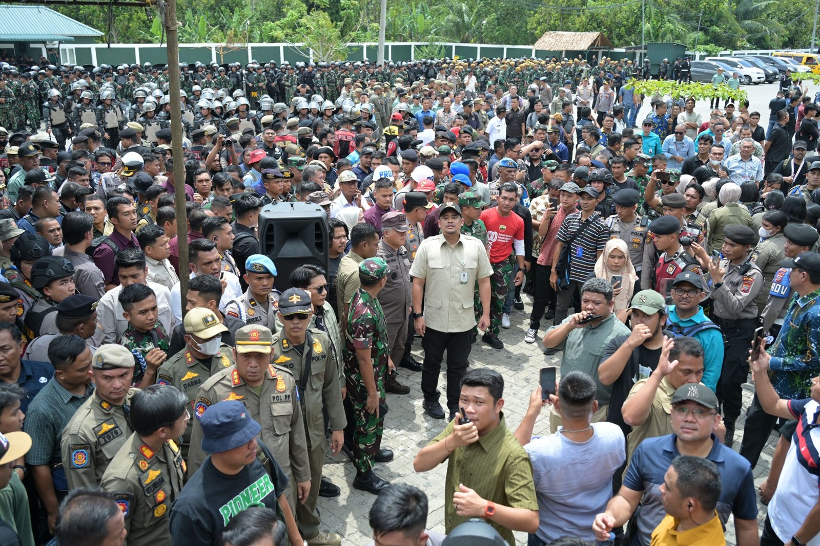 Gubernur Sumatera Utara (Sumut) Bobby Nasution, bersama Kapodasu Irjen Pol Whisnu Hermawan Februanto, Pangdam I/BB Mayjen TNI Rio Firdianto, Kajatisu Harli Siregar, Ketua DPRD Sumut Erni Ariyanti, memimpin langsung pembongkaran tempat hiburan malam, Marcopolo di Kota Binjai, Kamis (14/08/2025)