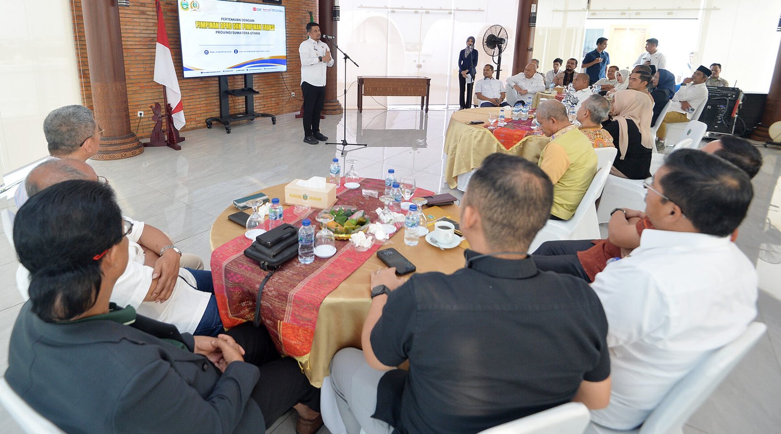 Gubernur Sumatera Utara (Sumut) Bobby Nasution bersilaturahmi dan berdiskusi dengan Ketua dan Wakil Ketua DPRD Provinsi Sumut beserta dengan seluruh Ketua Fraksi DPRD Provinsi Sumut di Anjungan Lantai 9 Kantor Gubernur Sumut Jalan Diponegoro, Kota Medan,