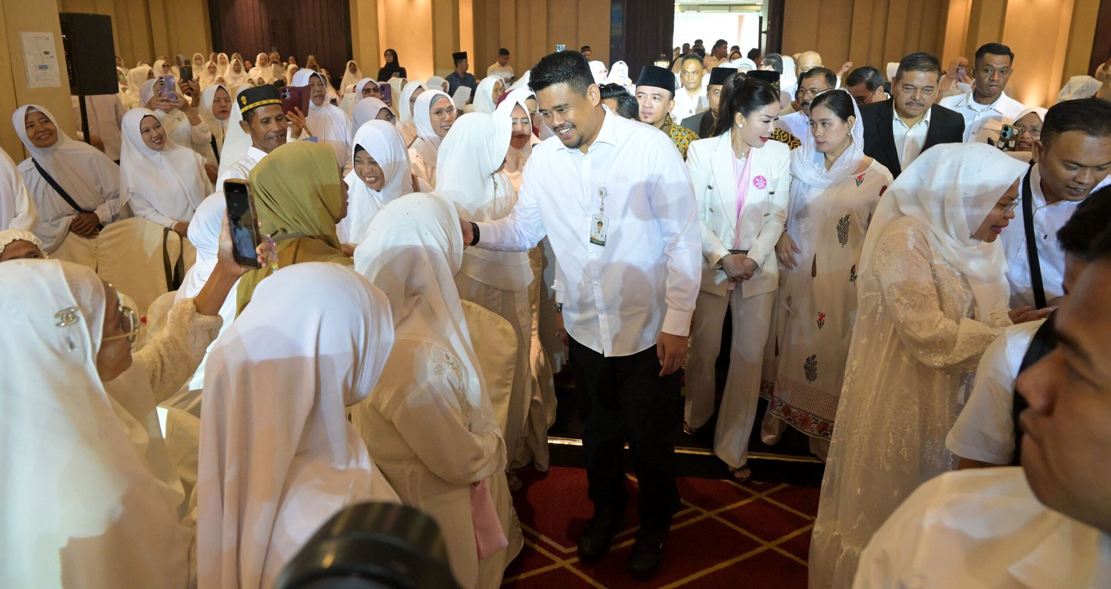 Gubernur Sumatera Utara (Sumut) Bobby Nasution menghadiri acara Milad ke-12 Majelis Ta’lim Halimah dan Launching Program Sejuta UMKM, di Tiara Convention Centre, Jalan Cut Mutia Nomor 1, Medan, Rabu (27/8/2025).
