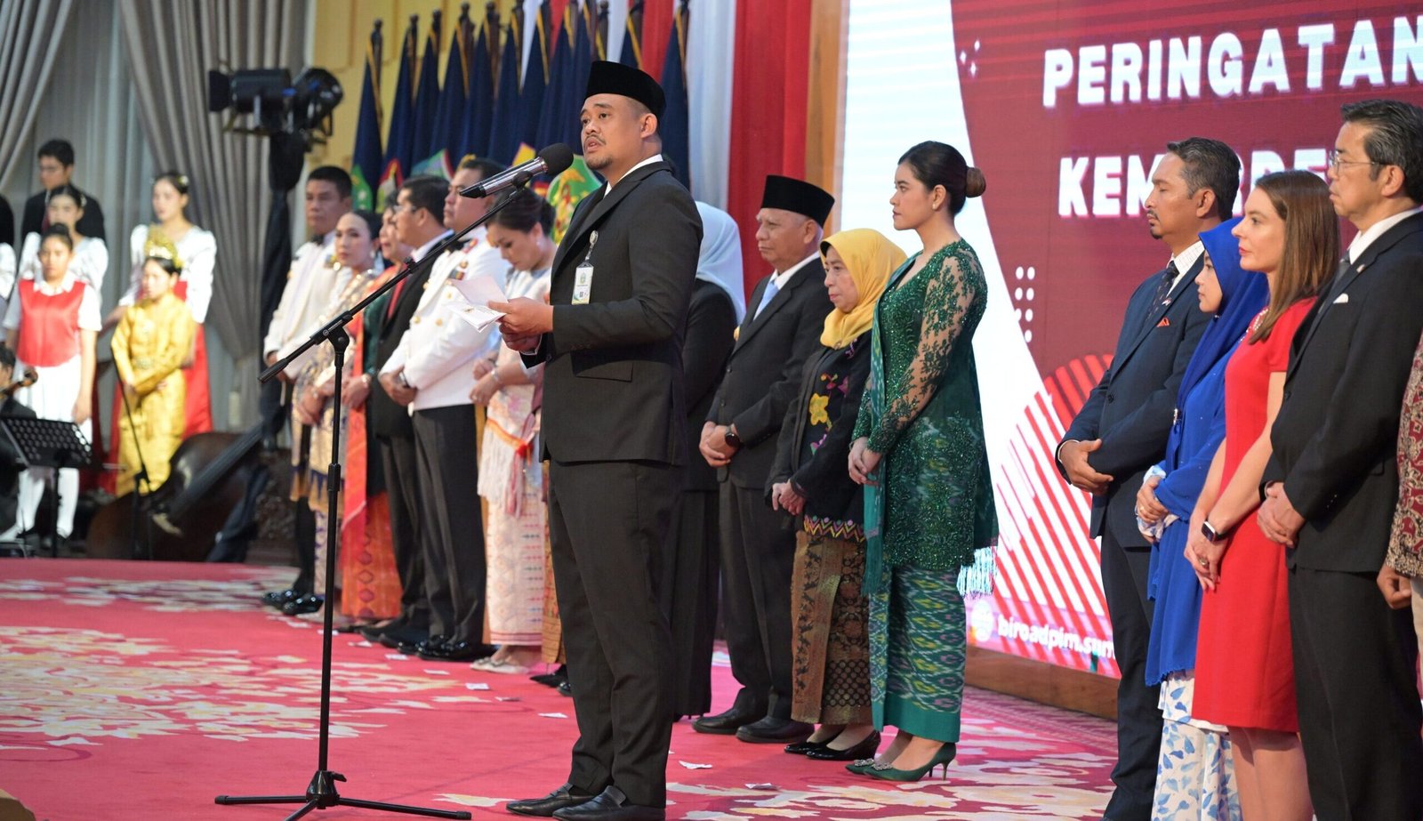 Gubernur Sumatera Utara (Sumut) Bobby Afif Nasution bersama Wakil Gubernur Surya menjamu tamu pada acara Malam Resepsi Kenegaraan Peringatan Hari Ulang Tahun (HUT) ke-80 Kemerdekaan Republik Indonesia di Aula Tengku Rizal Nurdin, Jalan Sudirman No 41 medan, Minggu (17/08/2025).