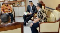 Gubernur Sumatera Utara (Sumut) Bobby Nasution menerima audiensi Direksi PT Danareksa (Persero) di Ruang Kerja Lantai 10 Kantor Gubernur Sumut Jalan Diponegoro Kota Medan, Jumat (8/8). Pertemuan tersebut membahas mengenai pengembangan kawasan industri di Sumut untuk meningkatkan investasi.