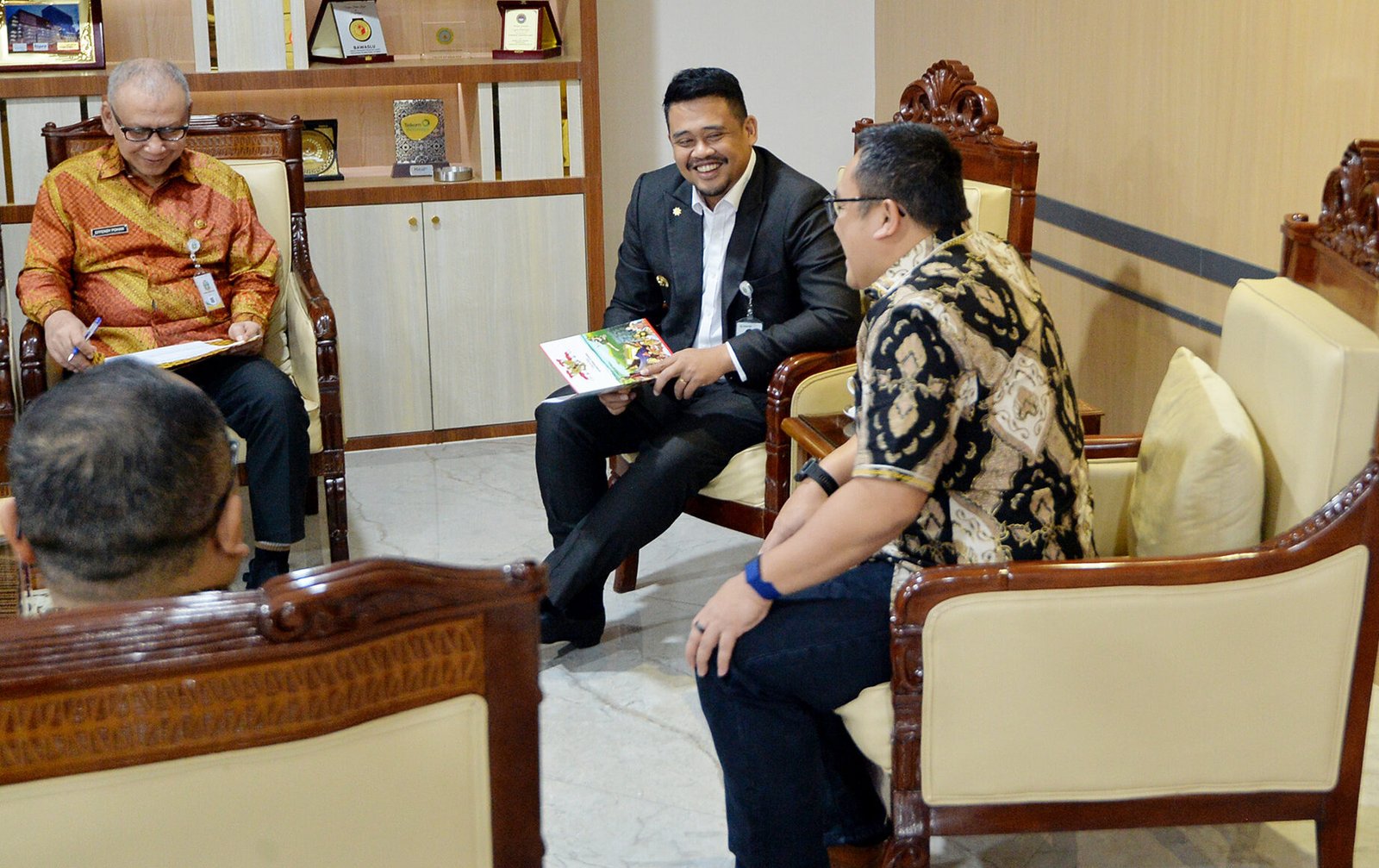 Gubernur Sumatera Utara (Sumut) Bobby Nasution menerima audiensi Direksi PT Danareksa (Persero) di Ruang Kerja Lantai 10 Kantor Gubernur Sumut Jalan Diponegoro Kota Medan, Jumat (8/8). Pertemuan tersebut membahas mengenai pengembangan kawasan industri di Sumut untuk meningkatkan investasi.