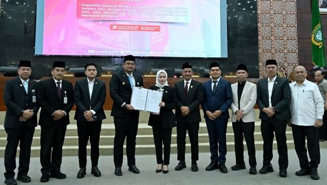 Gubernur Sumut Bobby Nasution menghadiri Rapat Paripurna DPRD Sumut dengan agenda Pengambilan Keputusan Bersama antara DPRD Sumut dengan Gubernur Sumut terhadap Ranperda tentang RPJMD Provinsi Sumut Tahun 2025-2029 di Ruang Rapat Paripurna DPRD Sumut, Jalan Imam Bonjol, Medan,