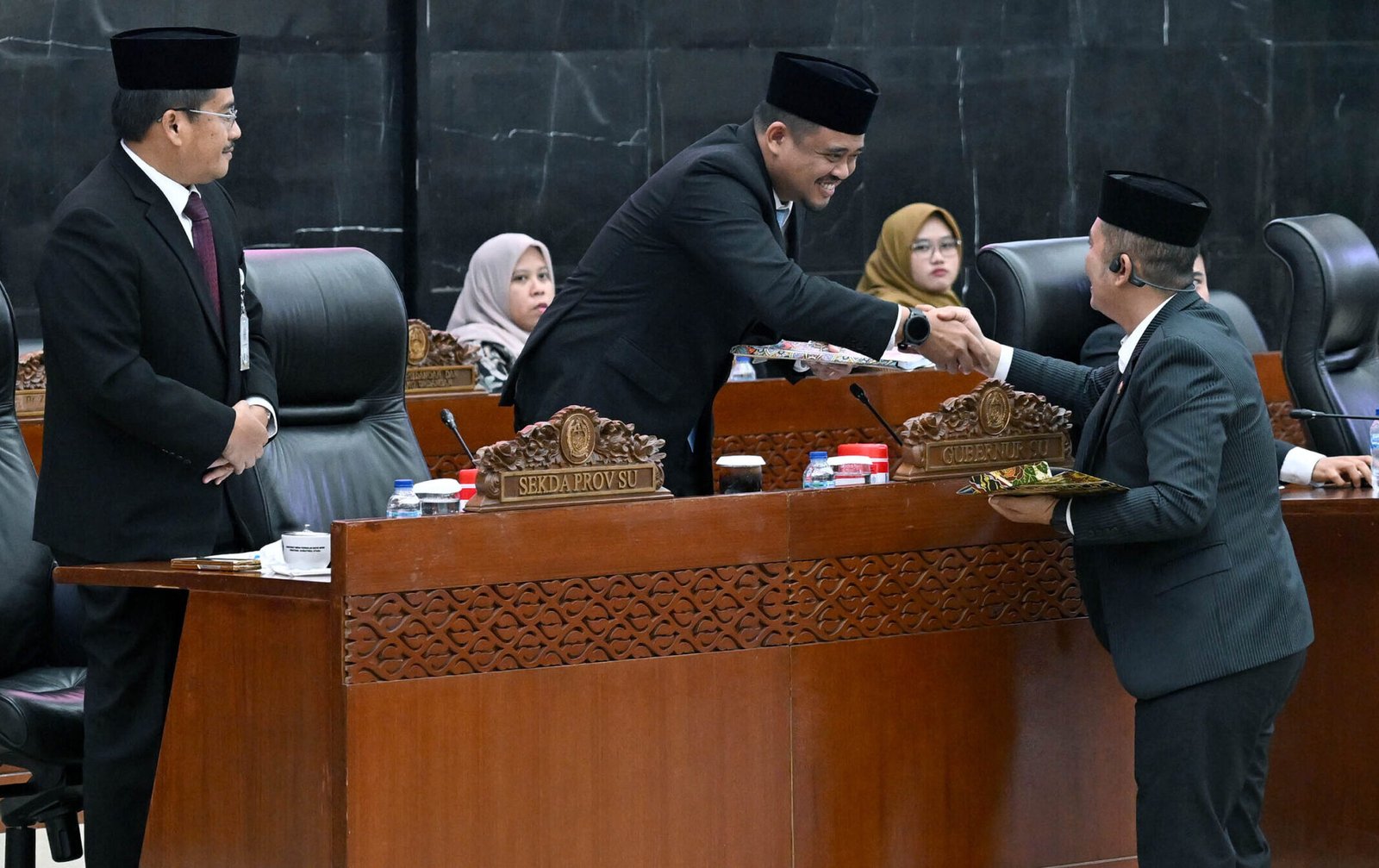 Gubernur Sumut Bobby Nasution menghadiri Rapat Paripurna DPRD Sumut dengan agenda Pengambilan Keputusan Bersama antara DPRD Sumut dengan Gubernur Sumut terhadap Ranperda tentang RPJMD Provinsi Sumut Tahun 2025-2029 di Ruang Rapat Paripurna DPRD Sumut, Jalan Imam Bonjol, Medan, 