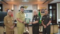 Gubernur Sumatera Utara (Sumut) Bobby Nasution menerima kunjungan Kepala Kejaksaan Tinggi Sumut Harli Siregar beserta jajarannya di Ruang Kerja Lantai 10 Kantor Gubernur Sumut Jalan Diponegoro Kota Medan, Selasa (12/8).